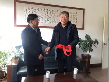 敦煌種業領導看望慰問公司老干部、老黨員及困難黨員職工